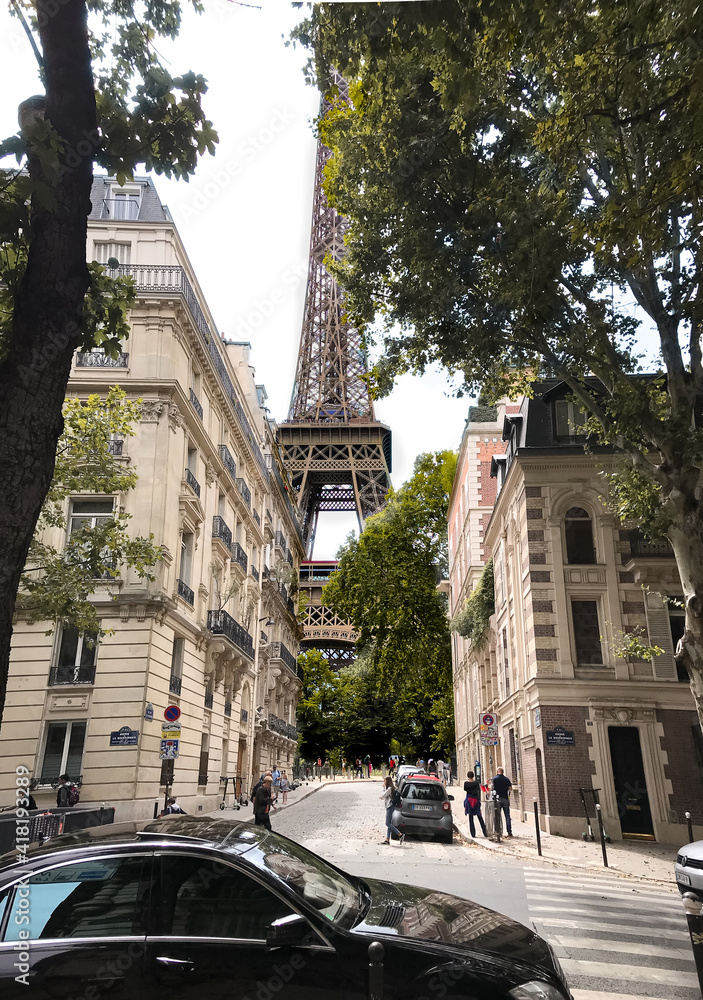 Paris is the city of love that really makes you fall in love. With its unique architecture that stands out above the rest, it makes you feel that you are inside a movie.