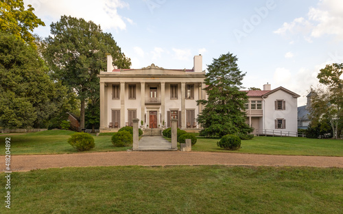 Canvas Print 200 year old Mansion at Belle Meade Plantation - wide view
