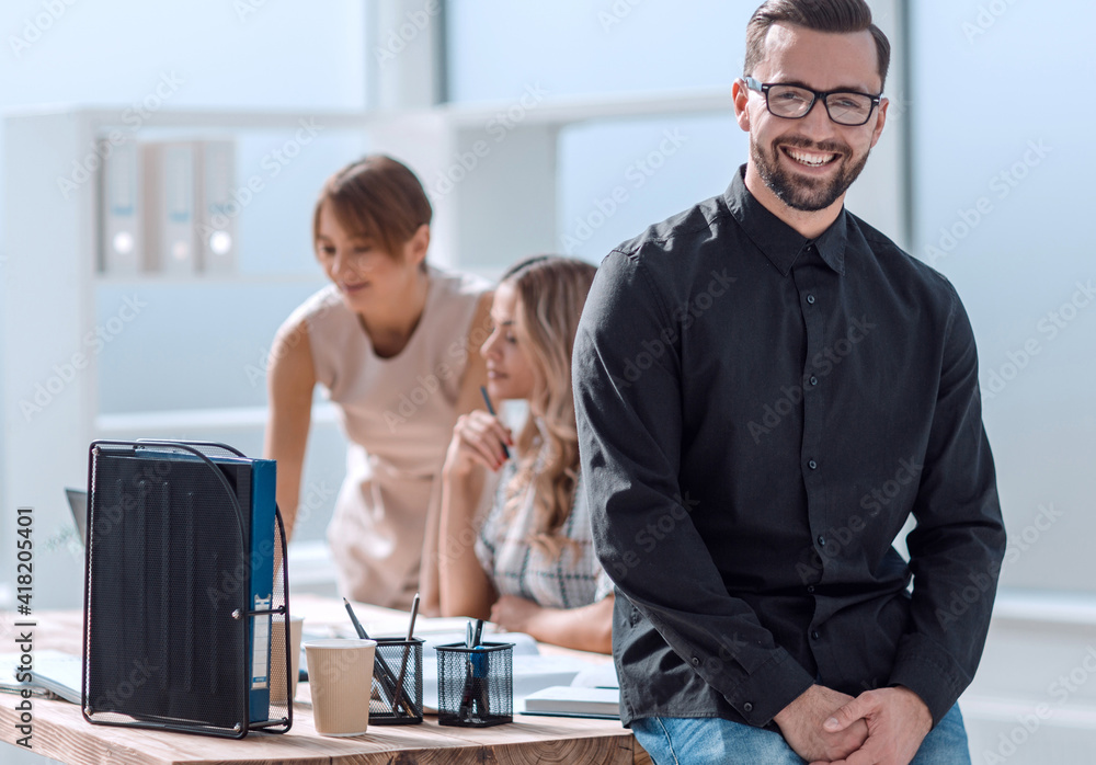 Obraz premium smiling young business man standing in office