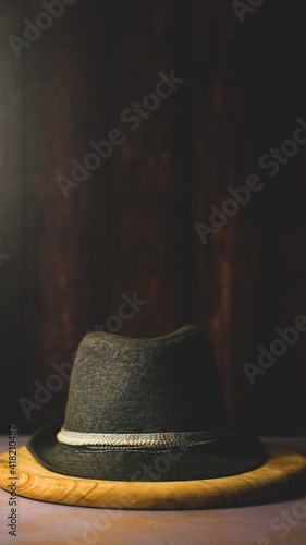 Sombrero gris sobre fondo de madera oscura