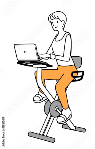 フィットネスバイクに乗りながらノートパソコンで作業をする