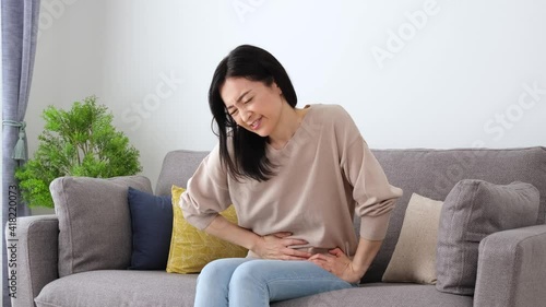 女性　腹痛 photo