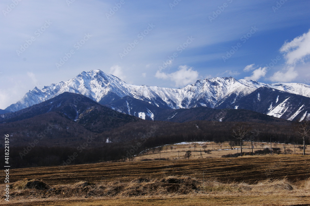 早春の山梨県北杜市 八ヶ岳牧場からの残雪の八ヶ岳 早春の山梨県北杜市 八ヶ岳牧場からの残雪の八ヶ岳