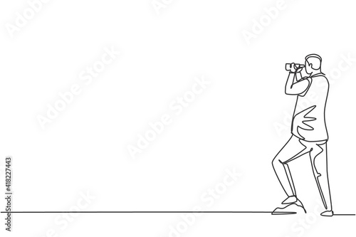 Continuous one line drawing of young businessman looking target goal with binocular. Success business manager vision minimalist concept. Trendy single line draw design vector graphic illustration