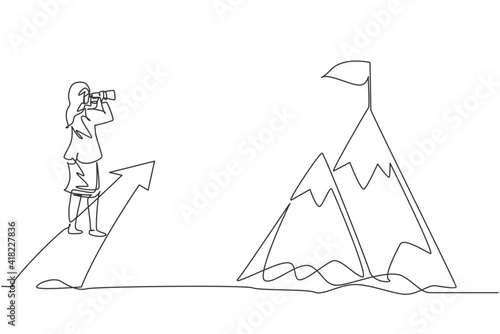 Single one line drawing of young smart businesswoman looking goal target at top of the mount. Business finance vision minimal concept. Modern continuous line draw design graphic vector illustration