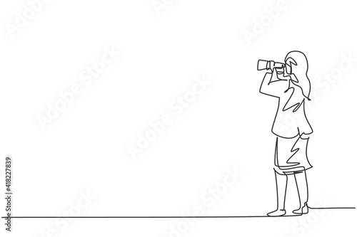 Single continuous line drawing of young beauty businesswoman looking for business opportunities using binocular. Visionary manager. Minimalism concept one line draw graphic design vector illustration