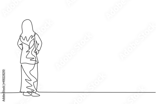 Single continuous line drawing of young beauty Arabian female manager looking back, rear view. Professional businesswoman. Minimalism concept dynamic one line draw graphic design vector illustration