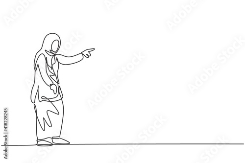 Continuous one line drawing of young female Arabic worker pointing finger to the colleague. Success business manager minimalist concept. Trendy single line draw design vector graphic illustration