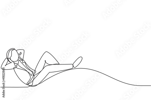 Single one line drawing of young smart male employee relaxing and relaxing. Businessman take a rest minimal concept. Modern continuous line draw design graphic vector illustration