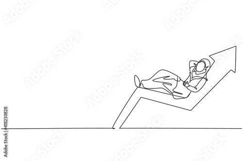 Continuous one line drawing of young Arabic female investor sleep relax on increase graph. Success business investment minimalist concept. Trendy single line draw design vector graphic illustration