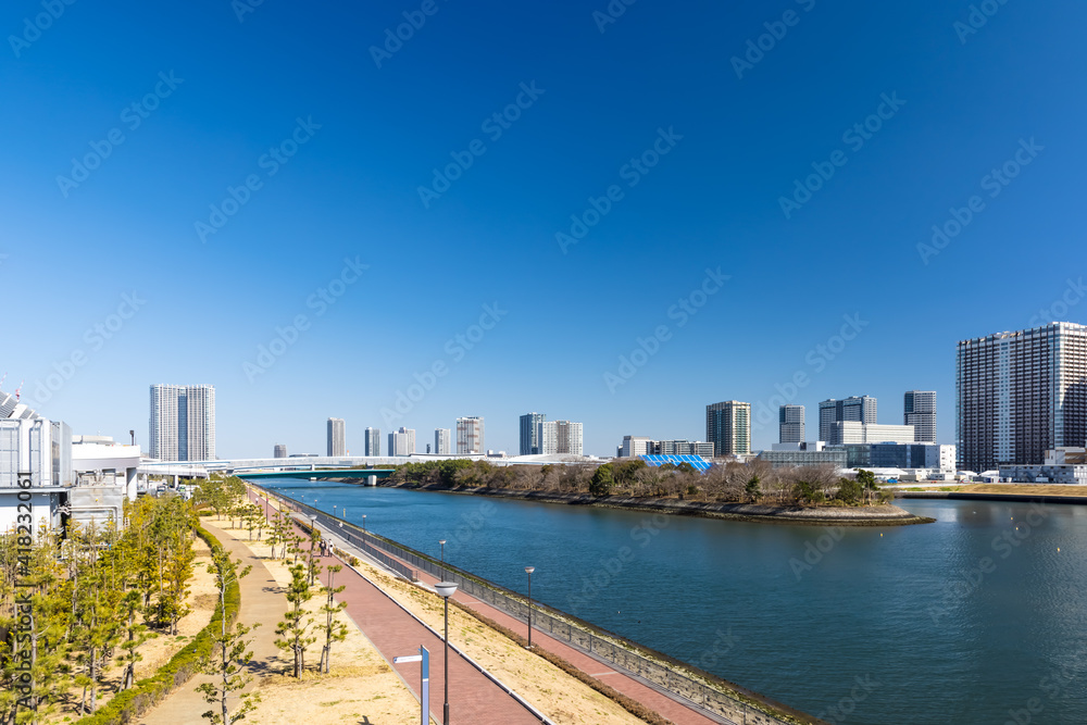 Naklejka premium (東京都ｰ都市風景)青空の東雲運河側風景１