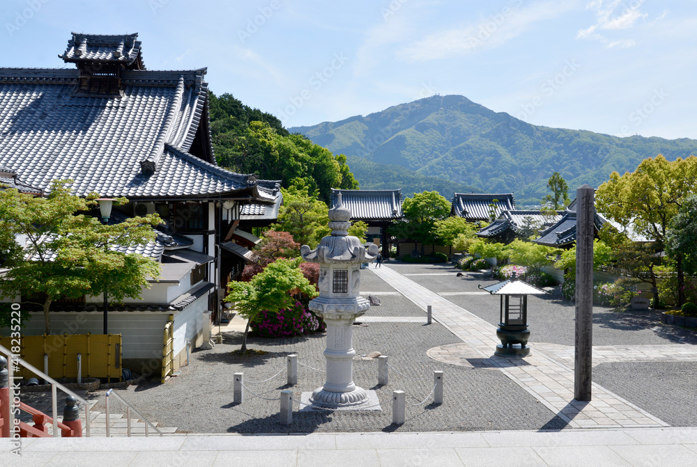 妙満寺　本堂から境内と比叡山を望む　京都市