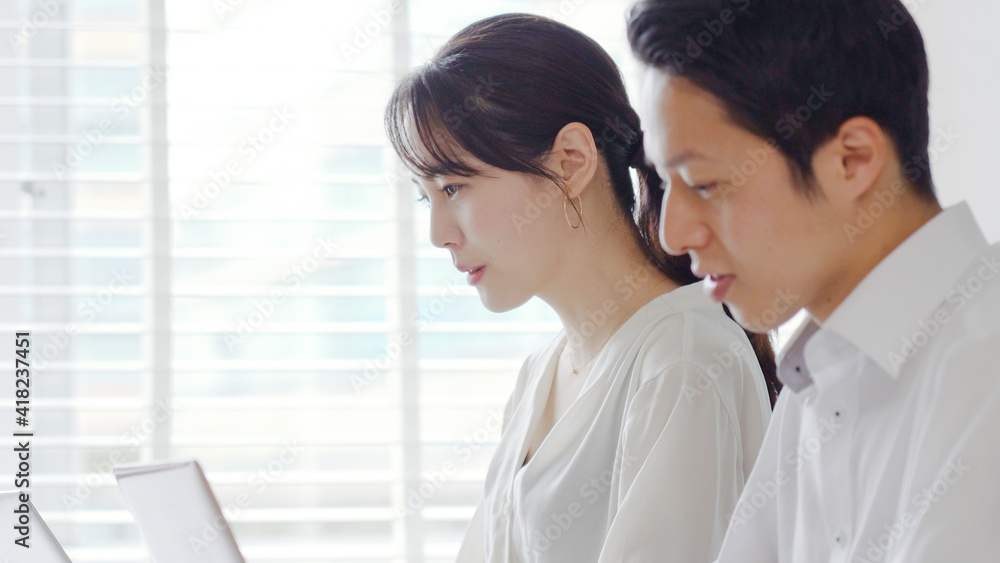 Obraz premium 会議・ミーティングをするビジネスマン