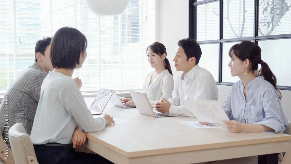 会議・ミーティングをするビジネスマン