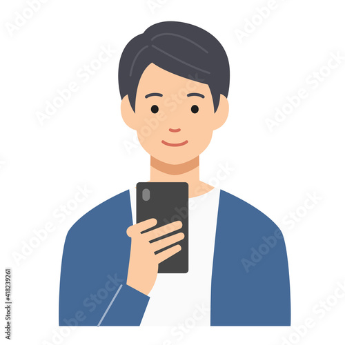 笑顔でスマホを見る若い男性