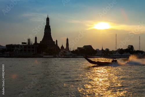Silhouette of Wat Arun in Thailand, Bangkok.  © molpix