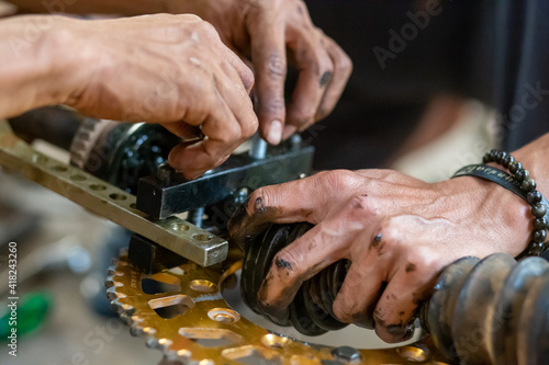 Tighten the oil-stained hand nut. Tighten the suspension tooth. Car mechanic activities