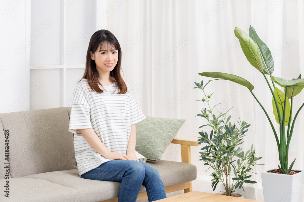 ソファーに座っている若い女性