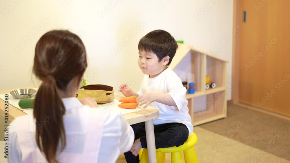 子供達と遊ぶ保育士の女性