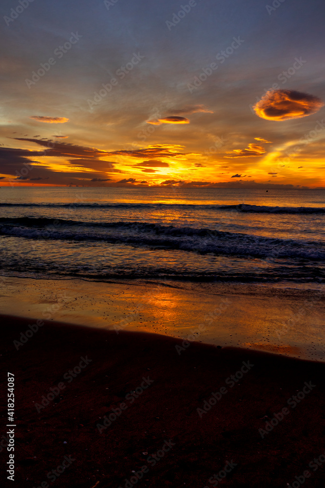 Obraz premium A beautiful sunrise from the shore of the beach