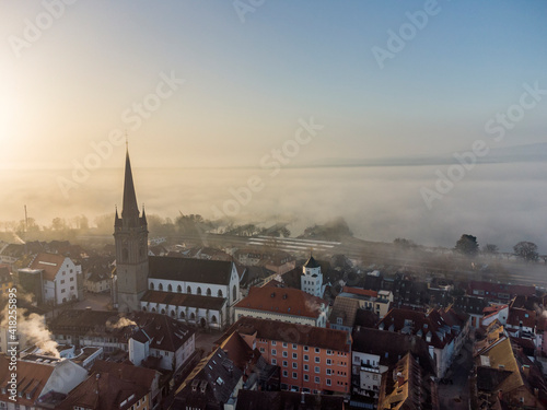Die Stadt Radolfzell am Bodensee bei Sonnenaufgang