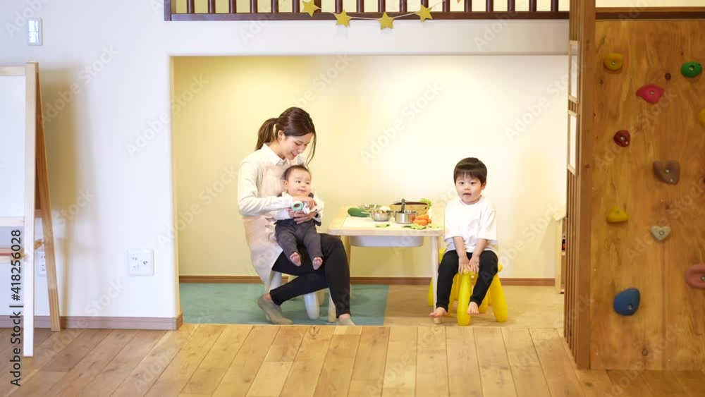 子供達と遊ぶ保育士の女性