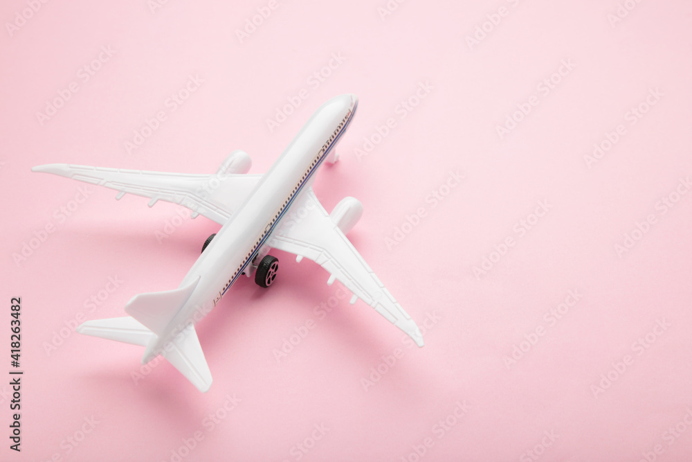 Model airplane on pink pastel color background. Vertical foto