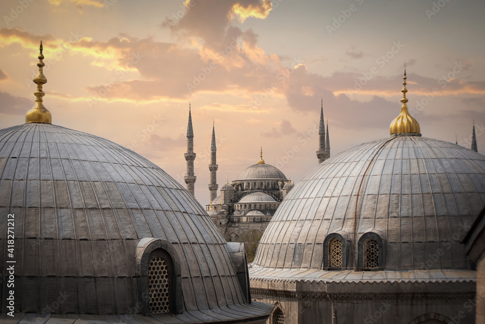 Fototapeta premium View of Sultanahmet Imperial Mosque (Sultan Ahmet Cami), also known as the Blue Mosque domes and minarets in Istanbul, Turkey at sunset. Built in the 17th century by the architect Mehmet