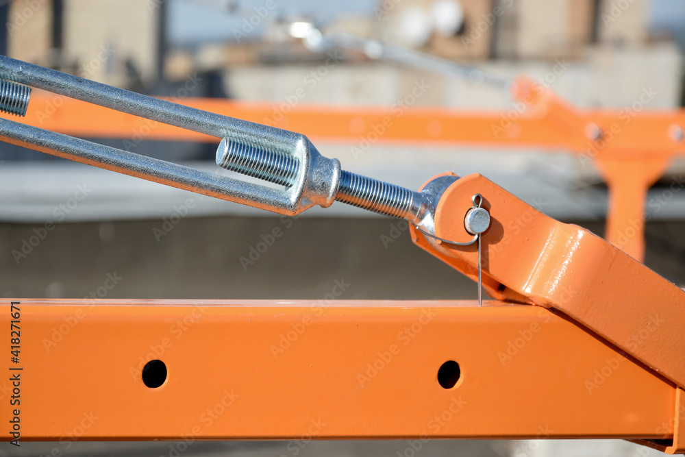 Rope lockers in rear beam of suspended wire rope platform for facade ...
