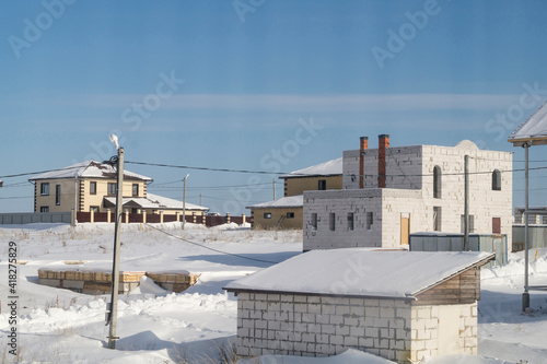 Construction of a cottage in winter