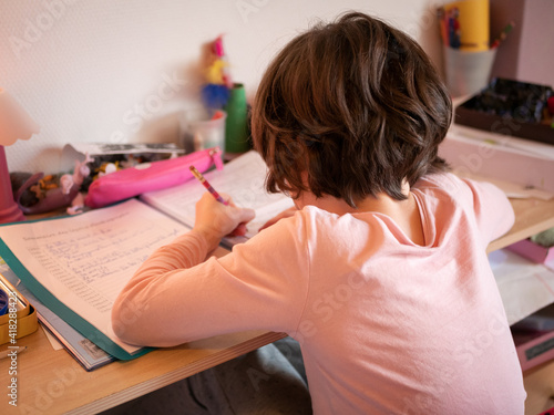 Tableau sur toile enfant qui fait ses devoirs à la maison