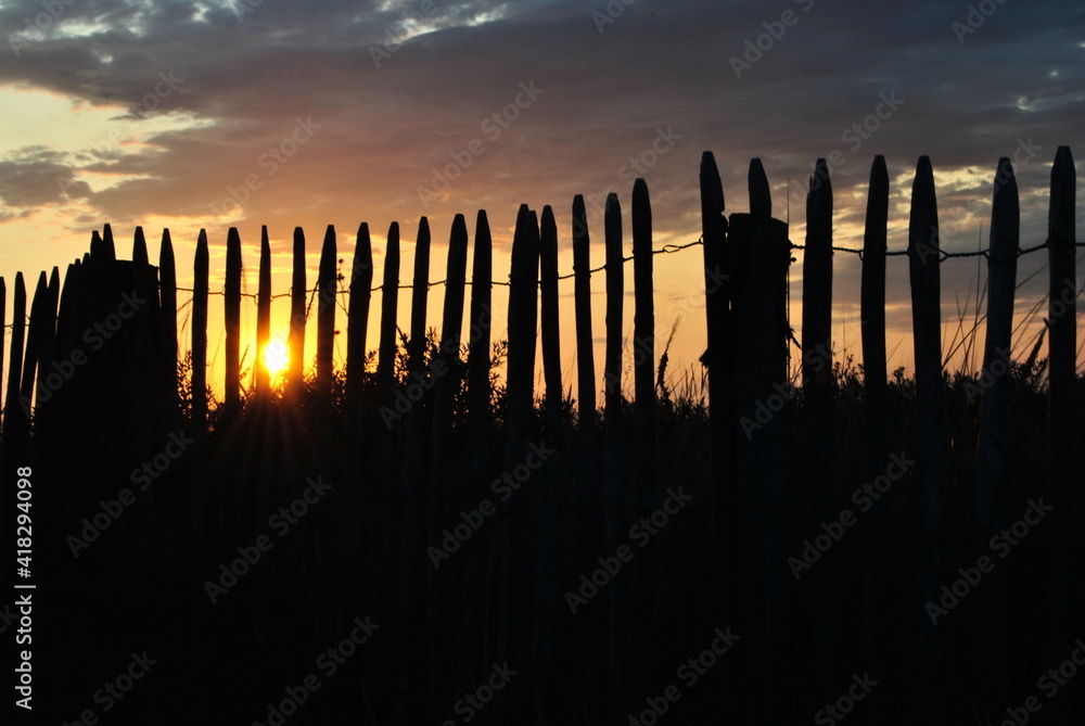 Sonnenuntergang durch einen Zaun Sonnenuntergang durch einen Zaun