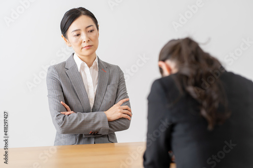 Photos 営業　日本人女性　イメージ