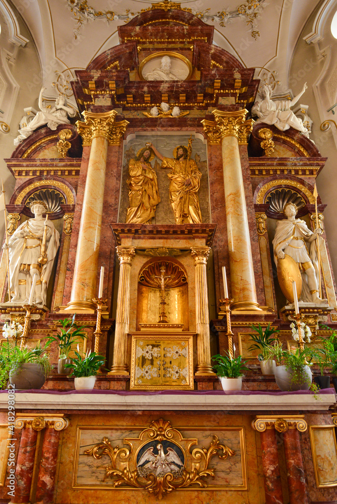 Innenansicht Katholische Kirche St. Johannes der Täufer in Weinfelden im Kanton Thurgau - Schweiz