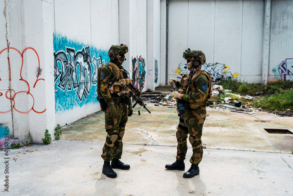 Fototapeta premium Pareja militar noruega en lugar abandonado