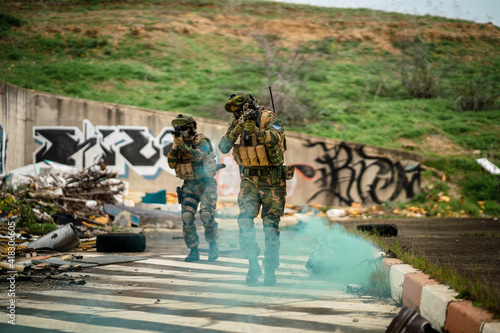 Pareja militar noruega en lugar abandonado