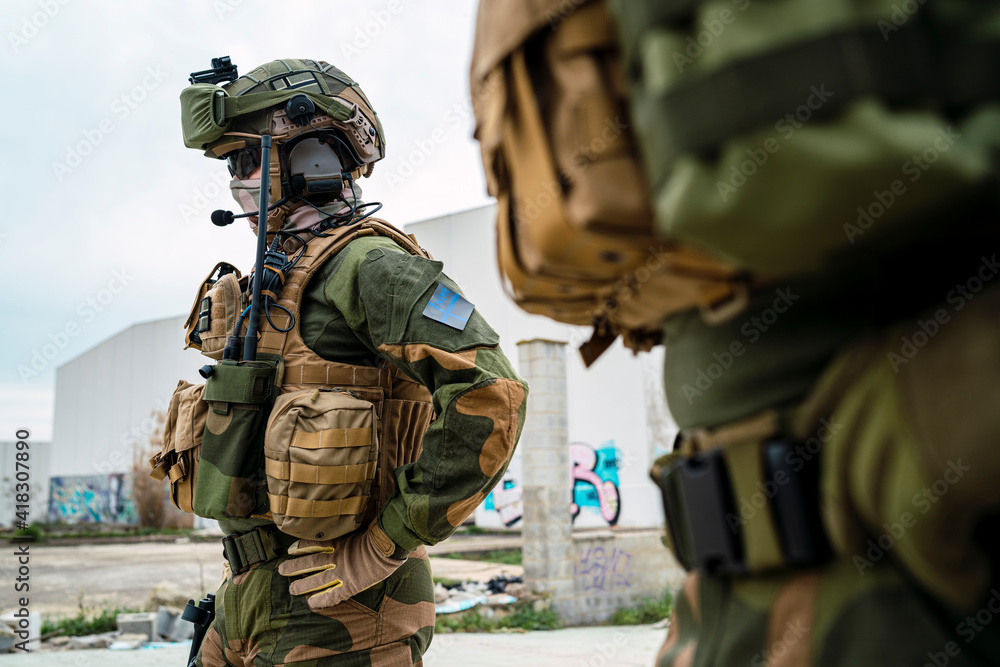 Pareja militar noruega en lugar abandonado Pareja militar noruega en lugar abandonado