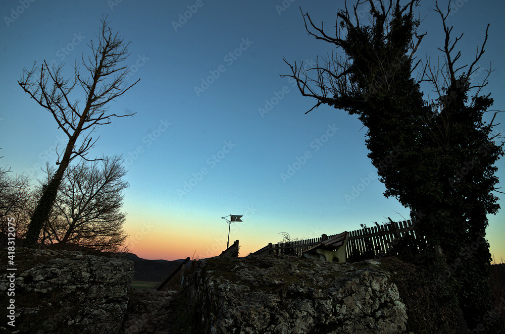 Beim Sonnenuntergang in der Burgruine auf einem Felssporn