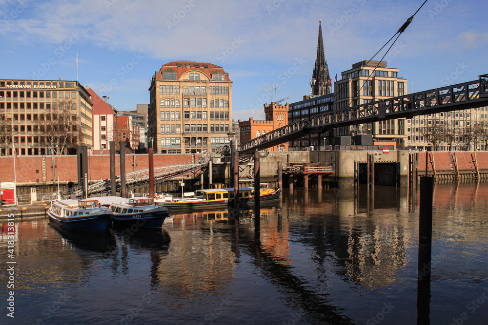 Hamburger Hafenblick; Binnenhafen an den Kajen mit Nikolaisperrwerk und St. Nikolai