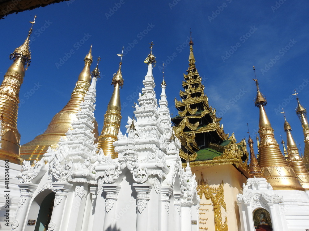 Fototapeta premium Yangon, Myanmar - November, 2019: The Shwedagon Pagoda is one of the most famous pagodas in the world and it is certainly the main attraction of Yangon.
