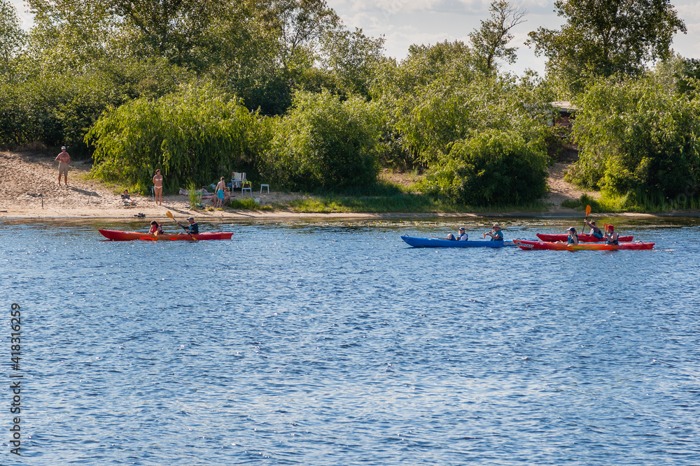 Obraz premium Kayaking on the river in clear weather