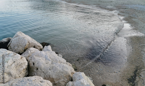 Riflessi nell’acqua del mare che si frange sulla spiaggia photo