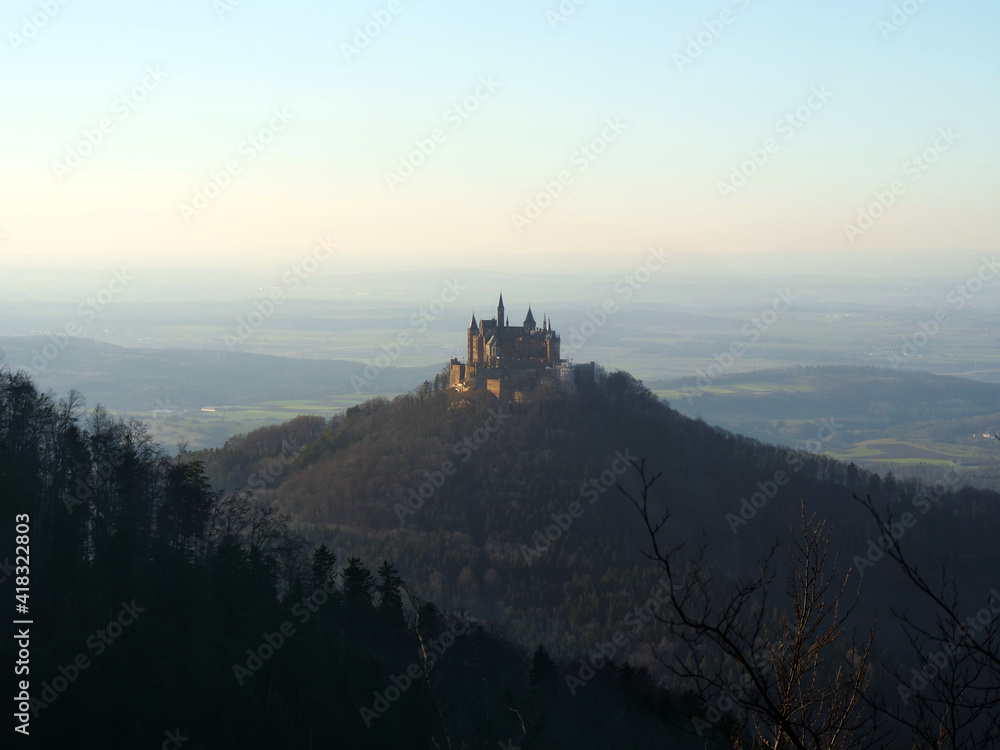 Hechingen, Deutschland: Eines der Highlights der schwäbischen Alb ist die Burg Hohenzollern