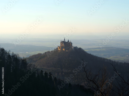 Hechingen, Deutschland: Eines der Highlights der schwäbischen Alb ist die Burg Hohenzollern