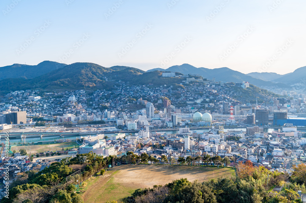 Obraz premium 長崎県の稲佐山から見た長崎市の風景。明るい時間に撮影。