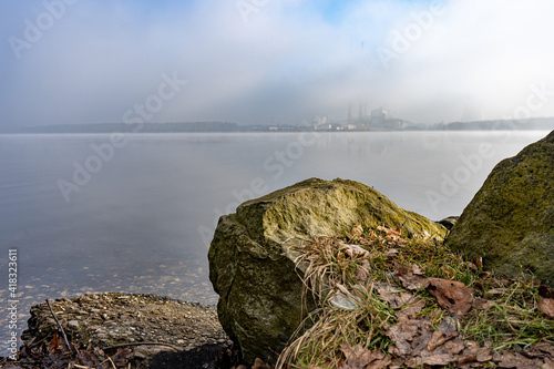 zalew Rybnicki zimą na Śląsku w Polsce w mglisty poranek z elektrownią Rybnik...