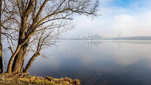 zalew Rybnicki zimą na Śląsku w Polsce w mglisty poranek z elektrownią Rybnik...