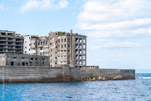 長崎県にある人気の観光スポット「軍艦島（端島）」の写真。