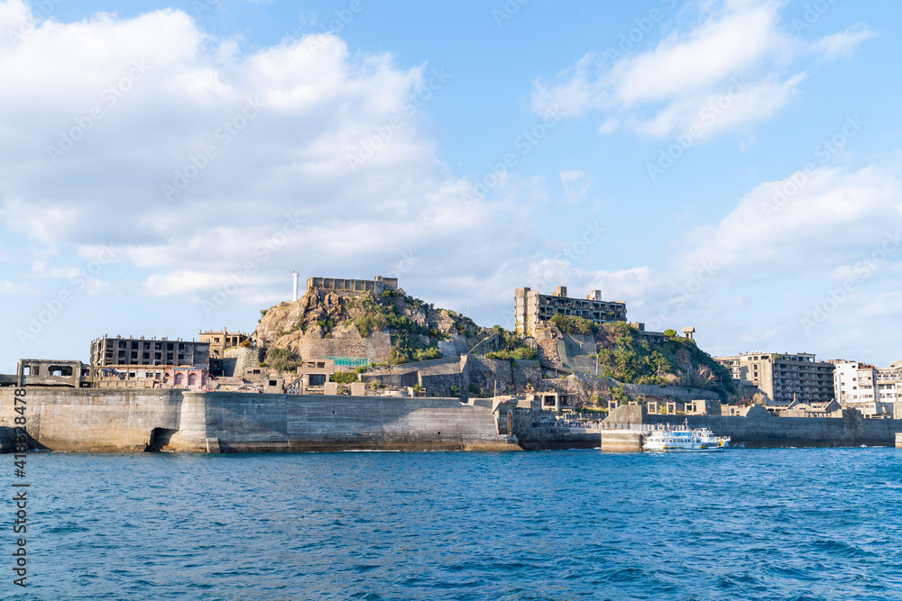 長崎県にある人気の観光スポット「軍艦島（端島）」の写真。