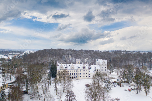 Aussicht auf Schloss Boitzenburg und den Apollo Tempel im Winter